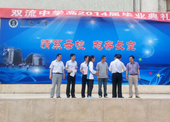 熊校长为获奖老师颁奖