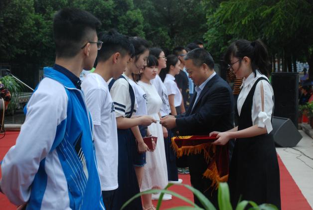 颁发毕业证书