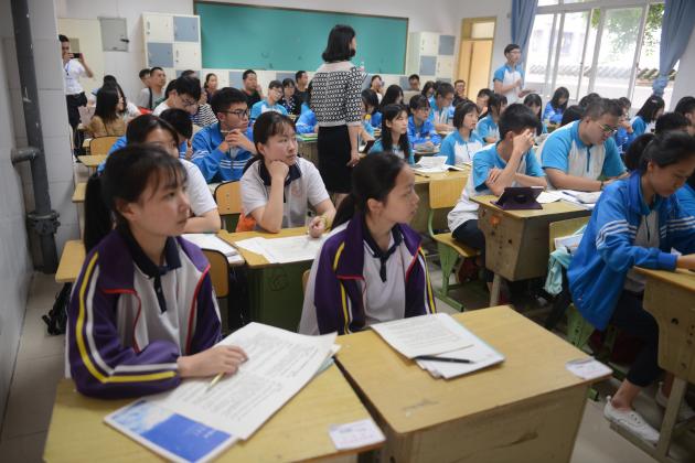同学们认真听课