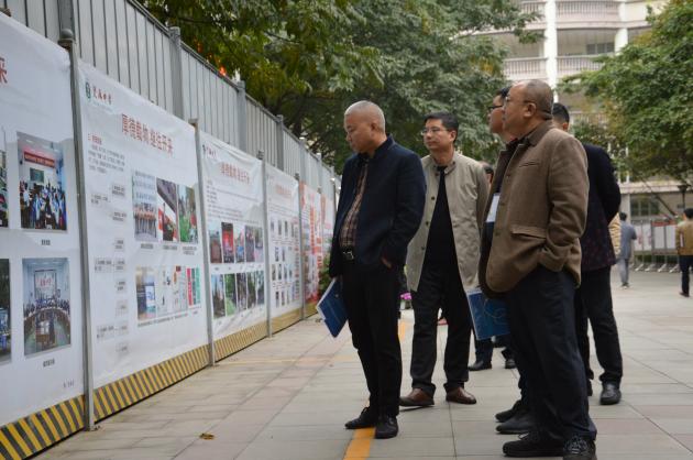 考察团成员在学校展板前驻足观看