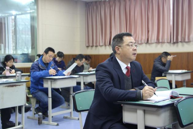 龙校长认真听课
