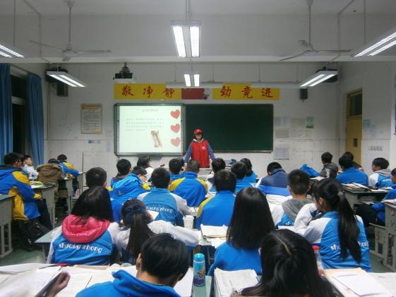 志愿者给同学们讲无偿献血