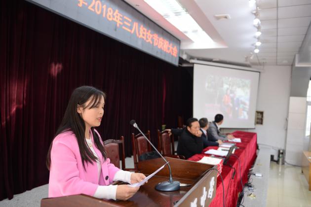 教师代表贺学玉老师发言