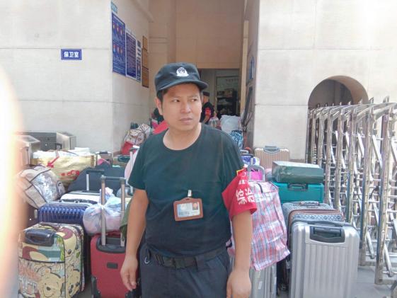 保安叔叔为大家守护行李