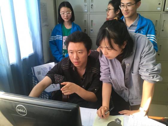 程军安、易晓琴老师为各班评分