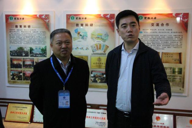 参观校史馆