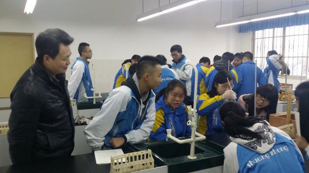 黄钟副校长深入课堂