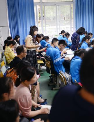 参会教师进课堂