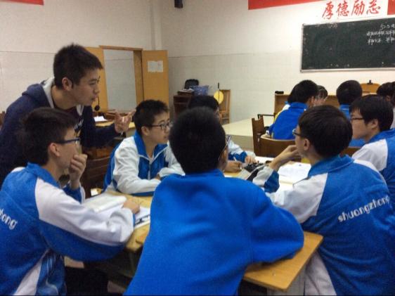 郭涛老师指导学生实验
