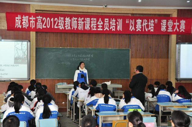 刘建明在课堂上与学生的互动