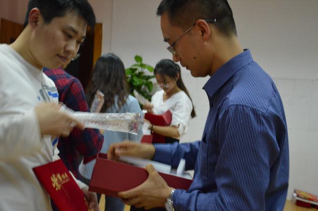 杜校长为选手颁发证书