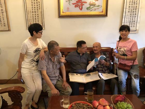 图片5：陈老先生给龙校长介绍自己的书法集