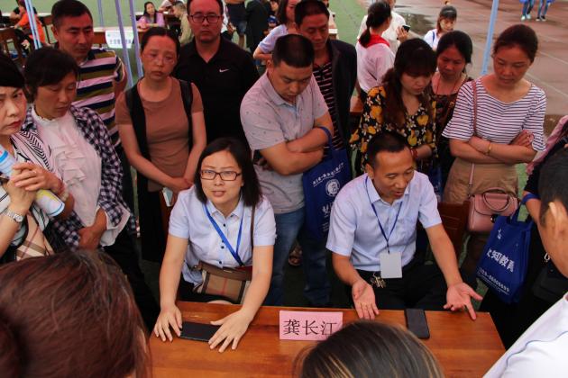 何琴老师、龚长江老师与家长深入交流
