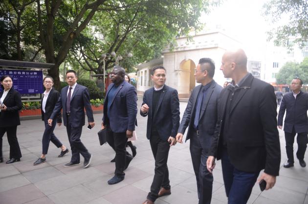 费隆.格雷一行在徐天福副校长的陪同下步入双中校园
