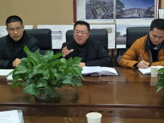 龙校长汇报工作