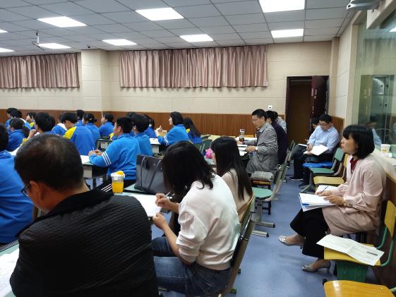 听课老师们用心记录