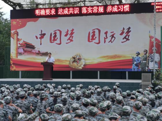 图4：学生认真聆听杜主任发言
