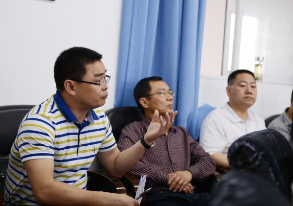 双中教育集团副理事长、胜利初中校长陶万彬进行答辩
