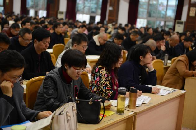 认真聆听的教师