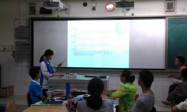 学生会成员认真宣讲