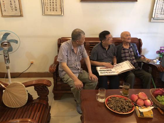 图片3：翻看双中纪念册