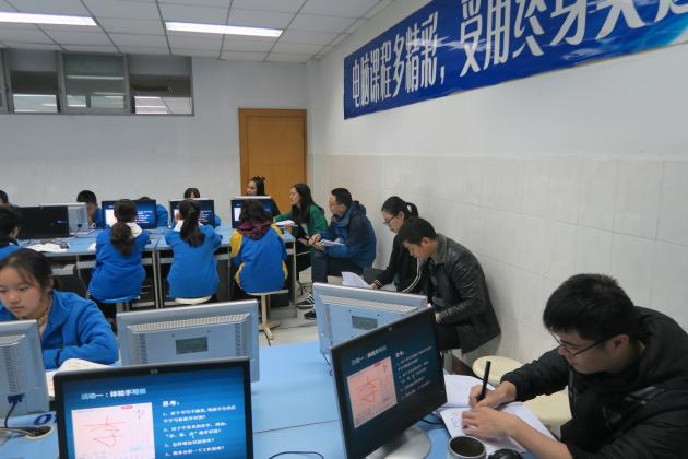 备课组老师听课并记录