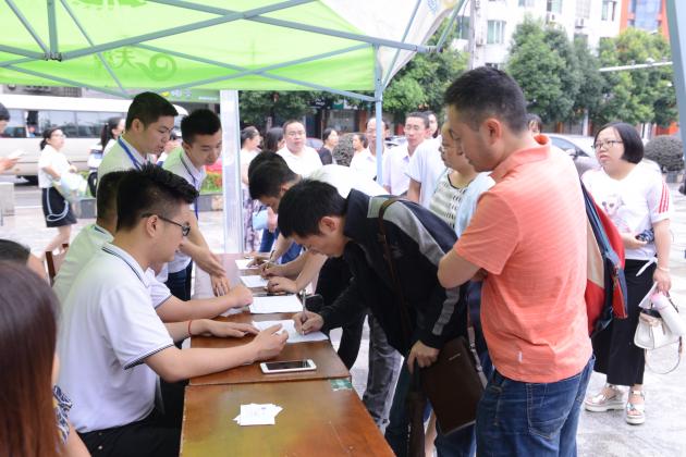 来自省内外的700余名教师齐聚双流中学