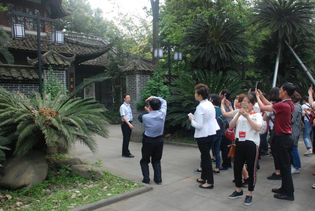 参观校史陈列馆