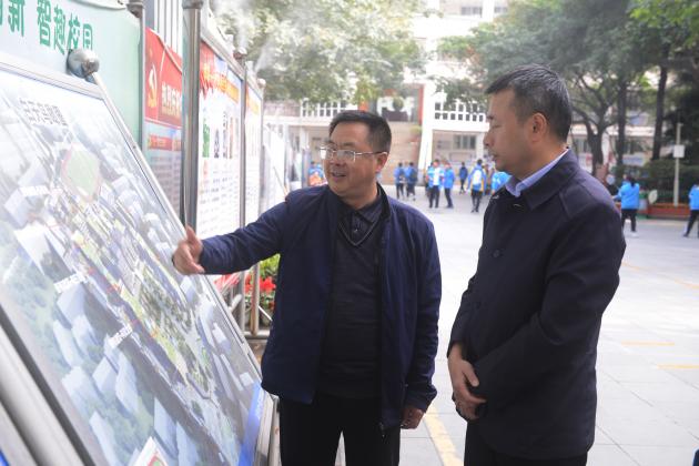 龙校长为介绍双流中学一期改建项目进展情况