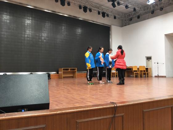 年级付老师为年级优秀学生颁发奖状