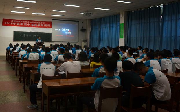 同学们热情参与微电影《选择》首映式