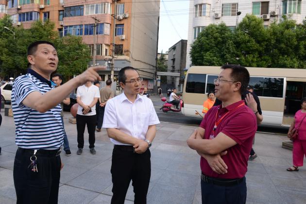 双流区副区长王小乐（中）、双流区教育局局长李光纯（左）与双流中学龙校长（右）深入交流