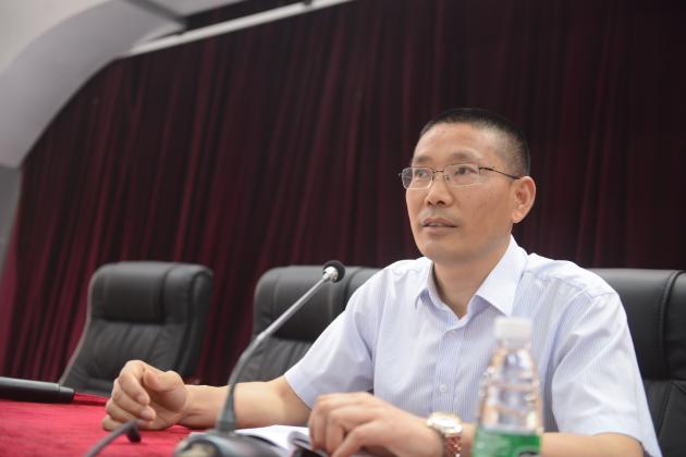 向书记介绍学校工作