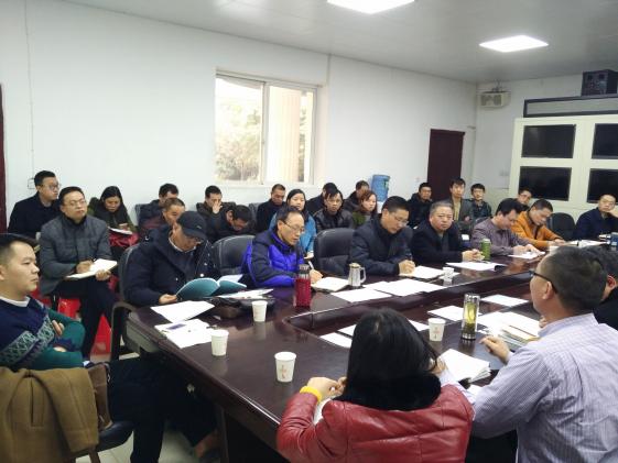 参会教师认真聆听