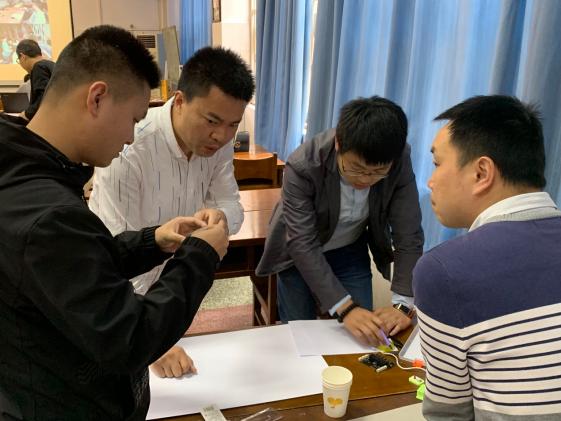 创客教育培训导师张子红指导参培教师完成创意项目实践
