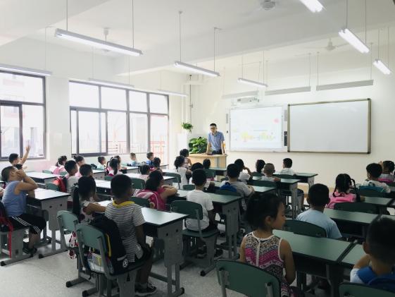 一年级1班的孩子们认真聆听刘老师的教诲