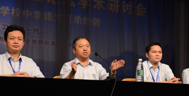 熊伟校长在家长咨询会上讲话
