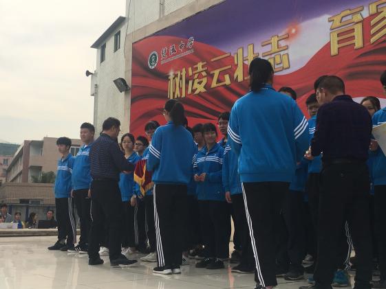 龙校长、杨主任为高一年级学生会成员颁发工作徽章