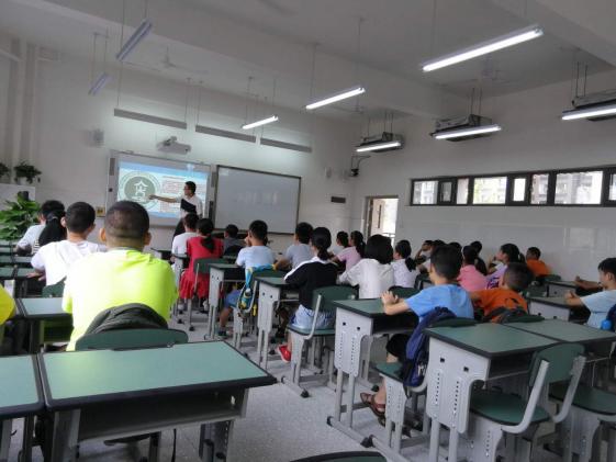 何老师给七年级1班的同学们讲解校园文化