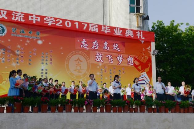 全体班主任为全体学生加油助威