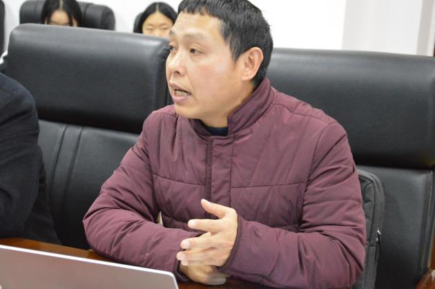 图五 主研人员陈剑泉老师作开题报告