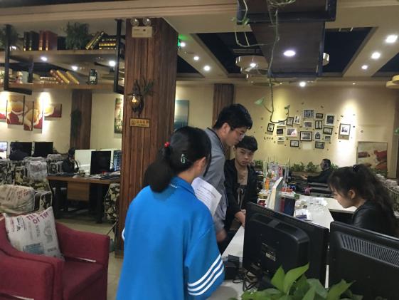 师生共同发放《倡议书》