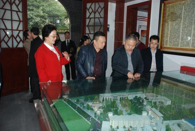参观校史馆