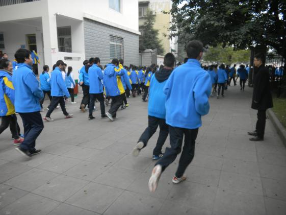 学生紧急撤离