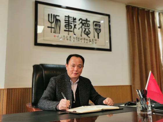 成都市新津中学校长万远洪