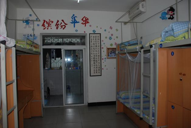 同学们五彩缤纷的寝室生活