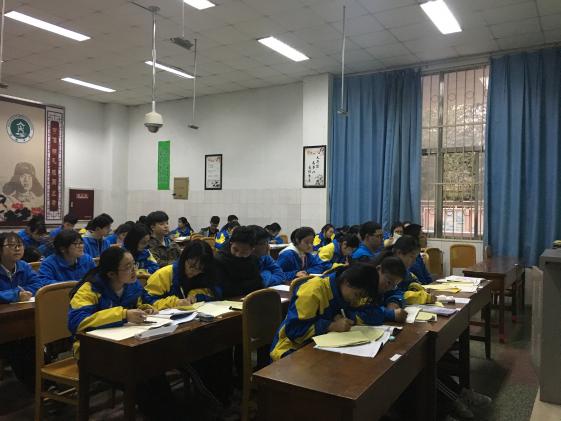 学生认真聆听