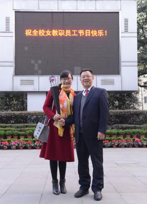 龙校长献上真挚的祝福