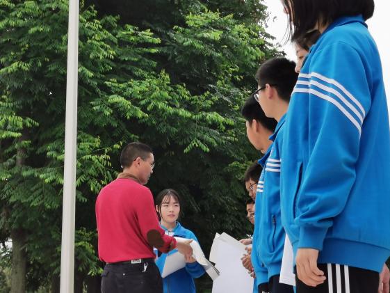 向书记为获奖班级颁奖