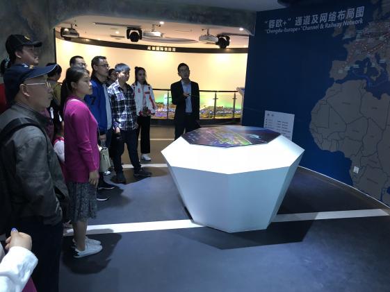 参观青白江自由贸易试验区